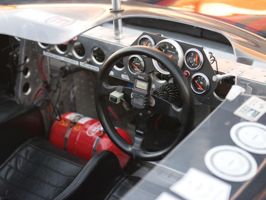 Интерьер Lola T70 Spyder (Mk II) 1966 года  (фото 19 из 21)